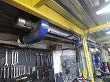 de nombreux outils accrochés au mur du garage