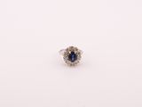 bague en saphir bleu et diamant sur fond blanc