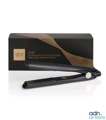 Le fer à lisser ghd se trouve dans la boîte posée sur la table