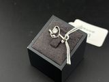 une image représentant une bague dans une boîte noire, entourée d'un ruban
