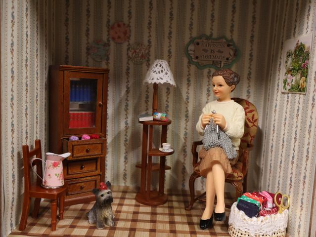 Diorama. Composition miniature, dans une vitrine en bois, vitre e...