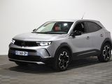 Le nouveau SUV Toyota C-HR est garé sur un sol à damier.