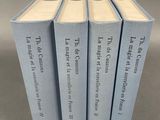 quatre livres bleus empilés les uns sur les autres sur une table