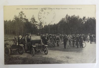une photo en noir et blanc d'un groupe de personnes debout devant une voiture