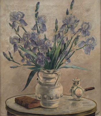 peinture représentant un vase orné de fleurs violettes posé sur une table à côté d'une horloge