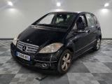 une photo d'une mercedes noire de classe b garée dans un garage