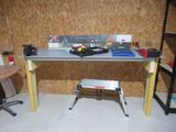 un bureau sur lequel est posé un petit train miniature
