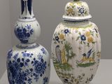 deux vases posés l'un à côté de l'autre sur une table