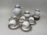 plusieurs tasses et soucoupes et une théière sur la table