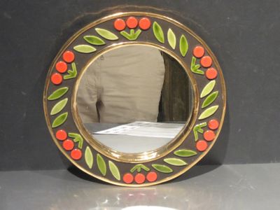 une photo d'un miroir posé sur une table