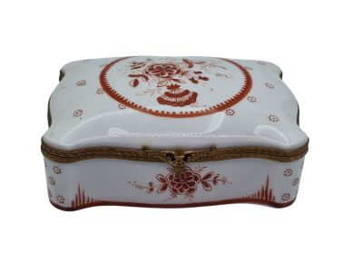 une boîte blanche ornée d'un motif rouge et blanc