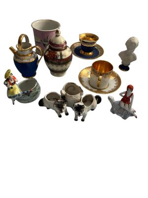 tout un tas de figurines miniatures posées sur une table