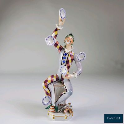 une figurine représentant un clown coiffé d'un chapeau