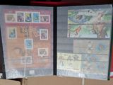une boîte en carton sur laquelle sont collés quelques timbres
