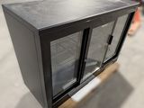 une armoire en métal noir munie de deux portes vitrées