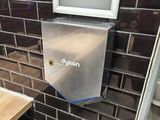 une salle de bains équipée de toilettes, d'un lavabo et d'un miroir