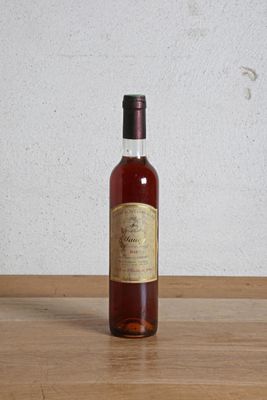une bouteille de vin posée sur une table