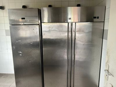 trois réfrigérateurs en acier inoxydable placés côte à côte dans une cuisine