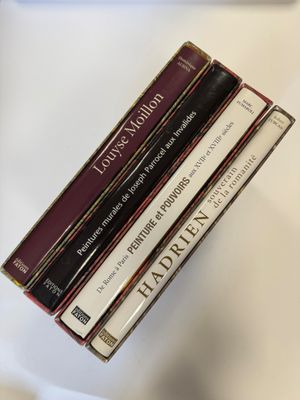 trois livres empilés sur une table