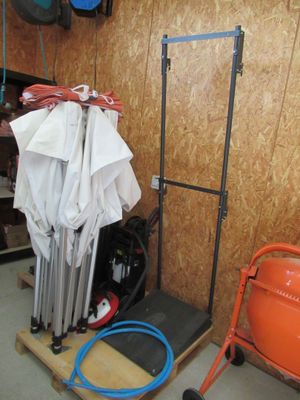 une pile de parapluies posée sur une palette dans un garage