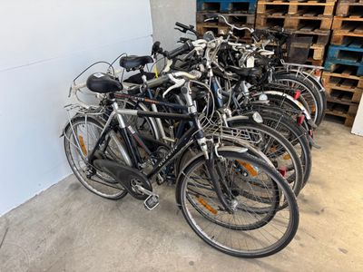 beaucoup de vélos alignés dans une pièce