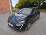 la photo d'une voiture noire garée dans un parking