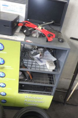 un petit chariot sur lequel est posé un ordinateur