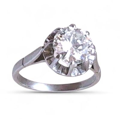 une image d'une bague en diamant sur fond blanc