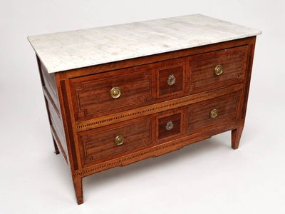 une commode à dessus de marbre sur fond blanc