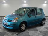 la photo d'une petite voiture bleue garée dans un garage