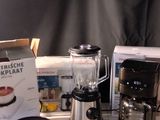 un plan de travail sur lequel se trouvent un mixeur, une cafetière et d'autres ustensiles de cuisine