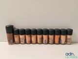 une rangée de produits de maquillage posés sur une table