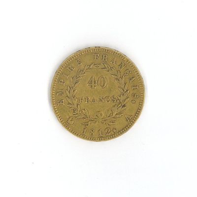 une pièce d'or sur une surface blanche avec un fond blanc