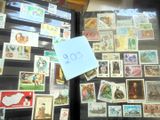 de nombreux timbres exposés dans une vitrine