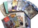 un grand nombre de livres posés sur une table
