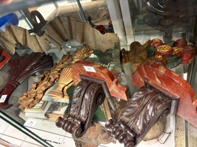 une vitrine en verre remplie d'un assortiment de chocolats