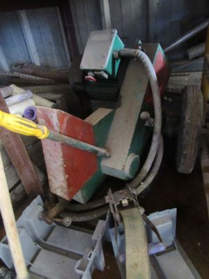 une machine qui se trouve dans une pièce où sont rangés des outils