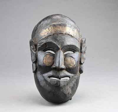 une image représentant un masque en bois sur lequel est représenté un visage