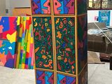 une armoire en bois ornée d'un motif coloré peint dessus