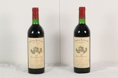 deux bouteilles de vin rouge posées l'une à côté de l'autre sur une surface blanche