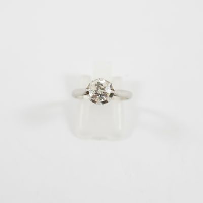 bague de fiançailles en or blanc ornée d'un diamant rond de taille brillant