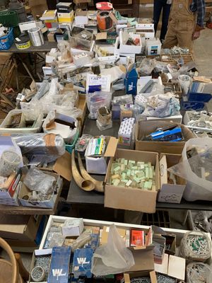 de nombreuses boîtes d'objets assortis posées sur une table