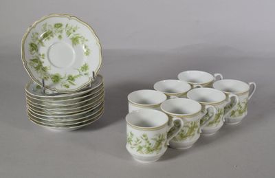 un grand nombre de tasses et de soucoupes sur une table