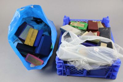 un récipient en plastique rempli d'objets divers posé sur une table