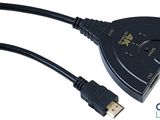 un gros plan d'un câble USB branché à un ordinateur