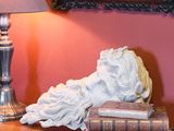 une photo d'une table sur laquelle se trouvent des livres et une lampe