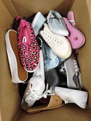 de nombreuses paires de chaussures dans une boîte qui en est pleine