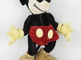 peluche Mickey Mouse portant un t-shirt rouge et noir et des chaussures marron