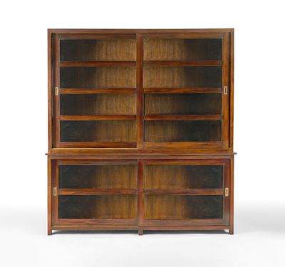 une bibliothèque en noyer avec des portes vitrées et des étagères