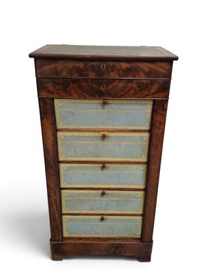 une commode ancienne en bois comportant trois tiroirs et trois tiroirs